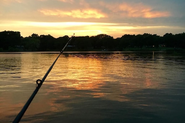 Beautiful lake front property.
Located 10 minutes from new BoisD’Ark lake