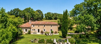 Stone cottage with swimming pool - King size beds & Pyrenees views