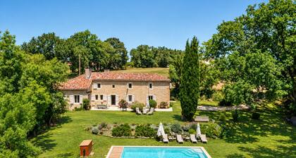Stone cottage with swimming pool - King size beds & Pyrenees views