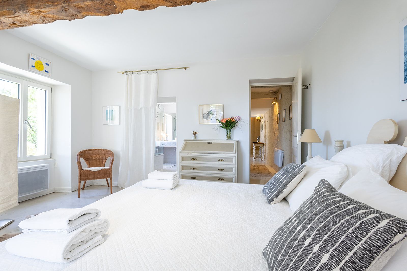 4 bedrooms, iron/ironing board, travel crib, WiFi (free)