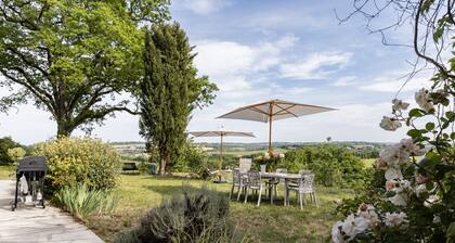 Stone cottage with swimming pool - King size beds & Pyrenees views