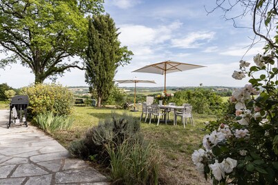 Stone cottage with swimming pool - King size beds & Pyrenees views
