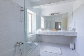 Duschwanne, Haartrockner, Handtücher, Toilettenpapier