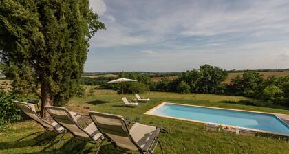 Stone cottage with swimming pool - King size beds & Pyrenees views
