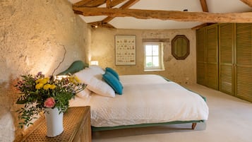 4 slaapkamers, een strijkplank/strijkijzer, reisbedje, gratis wifi