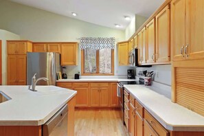 Kühlschrank, Ofen, Herdplatte, Wasserkocher mit Kaffee-/Teezubehör