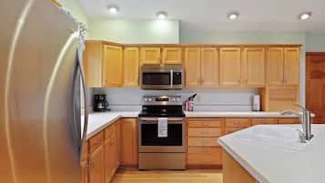 Fridge, oven, stovetop, coffee/tea maker