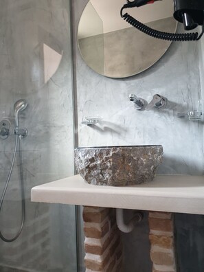 Combined shower/bathtub