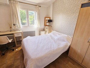 6 camere, una scrivania, ferro/asse da stiro, culla da viaggio