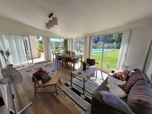 Smart-TV, Kamin, Tischtennisplatte, Arbeitsbereiche