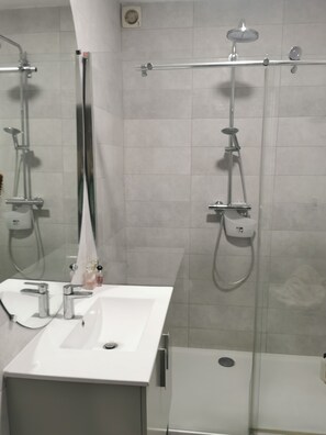 Doccia, asciugacapelli, asciugamani, sapone