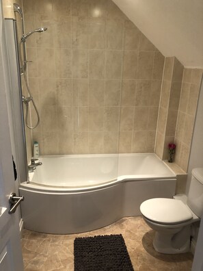 Combined shower/bathtub, towels