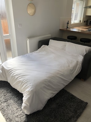 2 bedrooms, travel cot, WiFi, bed sheets