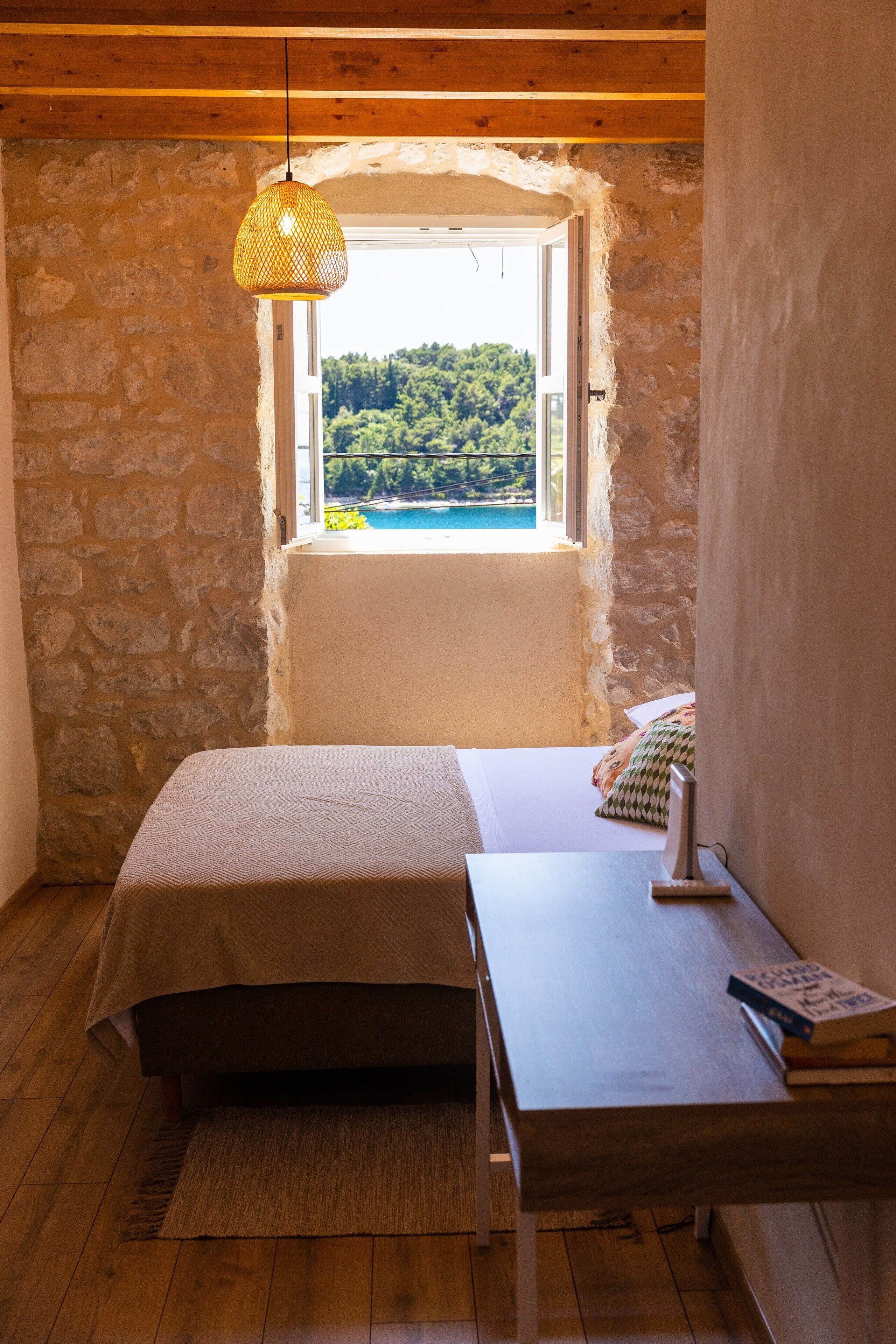 2 habitaciones, escritorio y tabla de planchar con plancha 