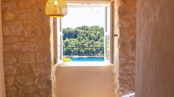 2 habitaciones, escritorio y tabla de planchar con plancha