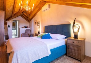 2 chambres, bureau, fer et planche à repasser, lit parapluie