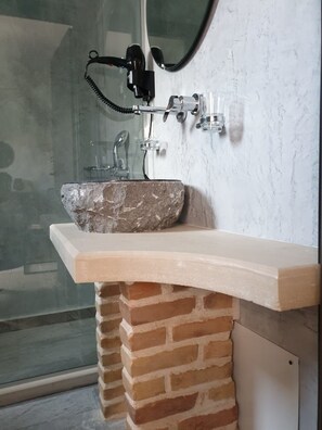 Duschwanne, Haartrockner, Handtücher, Seife