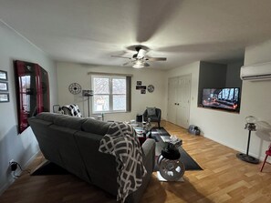 Smart-TV, DVD-Player, Bücher, Musikbibliothek