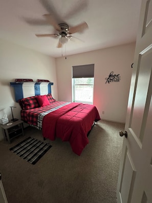 2 bedrooms, desk, iron/ironing board, free WiFi - "THE SHOP" retro 60's (Keosauqua)