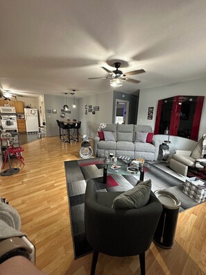 TV connectée, lecteur de DVD, livres, médiathèque