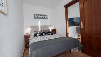 2 bedrooms, iron/ironing board, WiFi