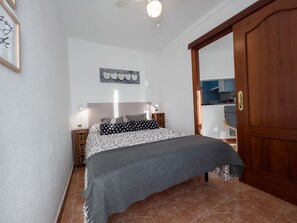2 bedrooms, iron/ironing board, WiFi