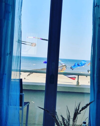 Very quiet, sea-facing apartment with private parking