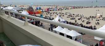 Very quiet, sea-facing apartment with private parking