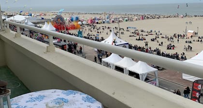 Very quiet, sea-facing apartment with private parking