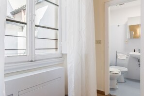 Bañera con ducha, secador de pelo, bidet