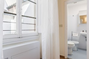 Combinazione doccia/vasca, asciugacapelli, bidet