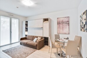 Living area - Brand new apartment located in Cernobbio, a charming town on the shores of Lake Como! The area is elegant and residential, with 3 big supermarkets nearby, as well as pharmacies, bars and restaurants! Bus stop heading to Como and Menaggio at 550m from the (Cernobbio)