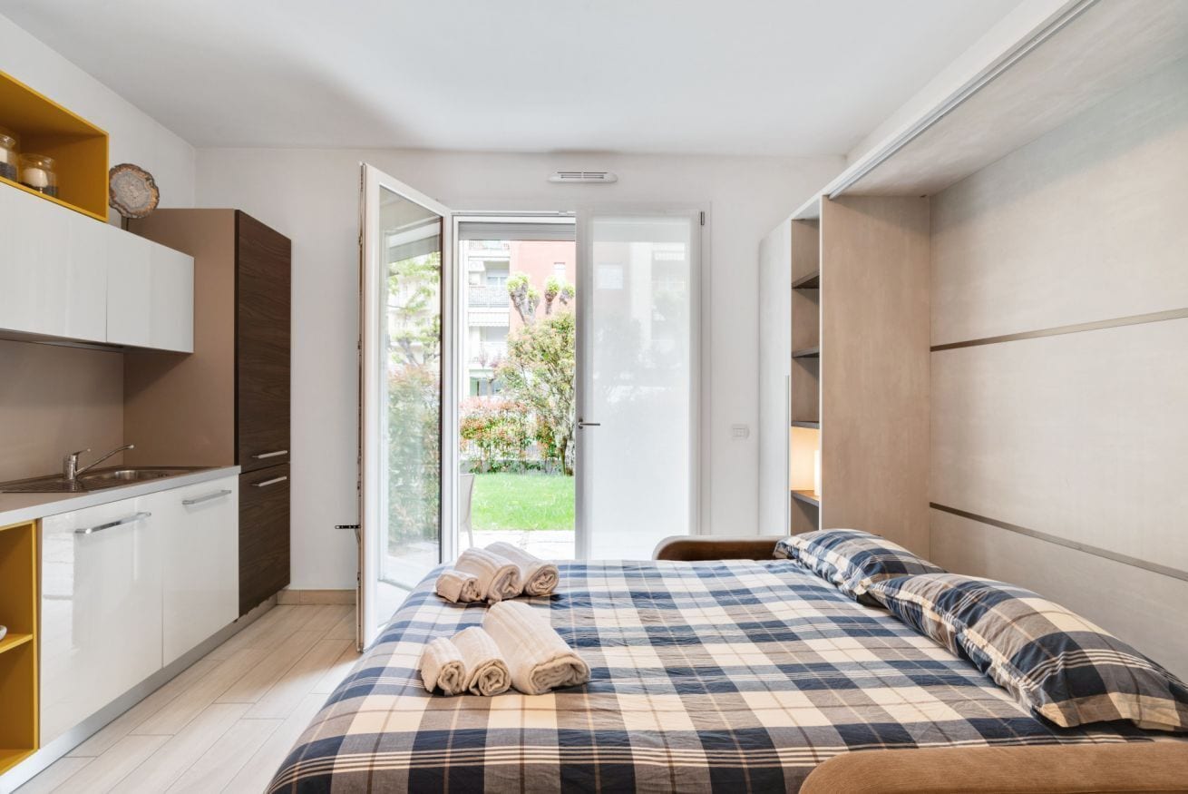 Een strijkplank/strijkijzer, wifi, beddengoed