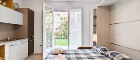 Iron/ironing board, WiFi, bed sheets