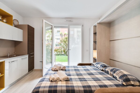 Iron/ironing board, WiFi, bed sheets