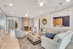 TV connectée, cheminée, écrans d'ordinateur