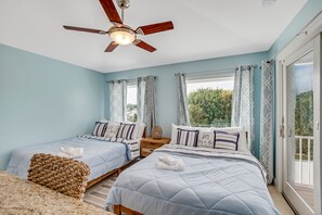 5 chambres, bureau, fer et planche à repasser, lit parapluie