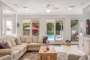 Smart TV, fireplace, computer monitors - 2 mastrs, htd salt lap pool, SPA, 2mins walk to beach - Happy Island Retreat (New Smyrna Beach)