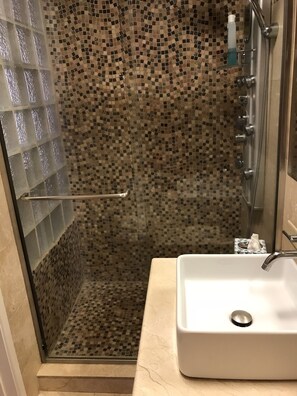 Shower, hair dryer, towels, soap - Safe Oversized studio close to Beaches and Airport (Carolina)
