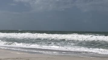 Playa en los alrededores y toallas de playa