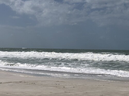 ONE BEDROOM CONDO ONE BLOCK TO BEACH