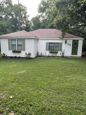 Exterior - Charming Cottage Five miles from U of A campus (Fayetteville)