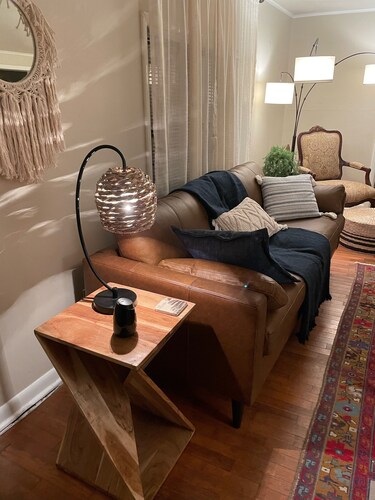 Charming Cottage Five miles from U of A campus