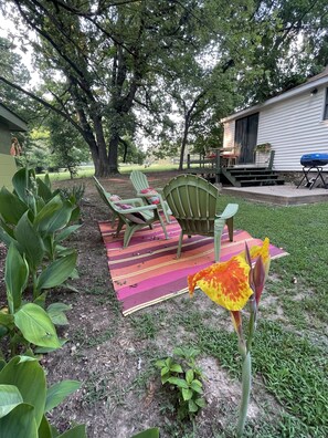 Terrace/patio - Charming Cottage Five miles from U of A campus (Fayetteville)