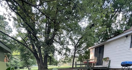 Charming Cottage Five miles from U of A campus