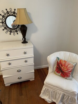 Interior - Charming Cottage Five miles from U of A campus (Fayetteville)