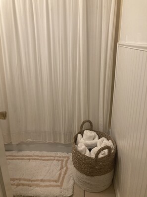 Interior - Charming Cottage Five miles from U of A campus (Fayetteville)