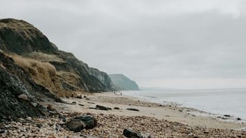 Vlak bij het strand, ligstoelen aan het strand