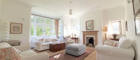 Smart TV, chimenea, futbolito, libros