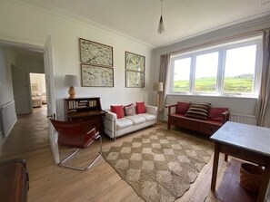 TV connectée, cheminée, baby-foot, livres